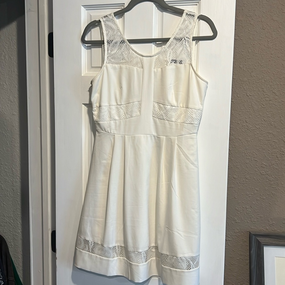 Cute summer dress- Cream w/ Lace detail